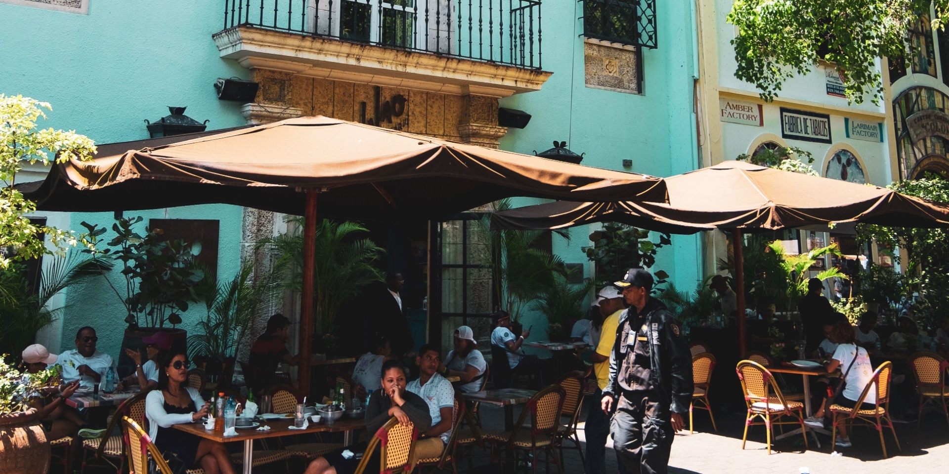 gente comiendo en terraza de restaurante en republica dominicana