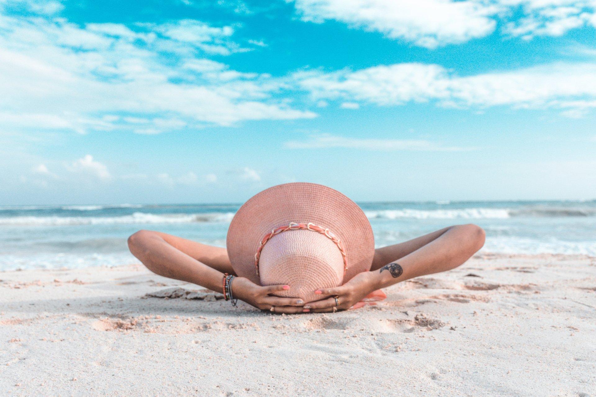 playa arena chica tumbada sombrero