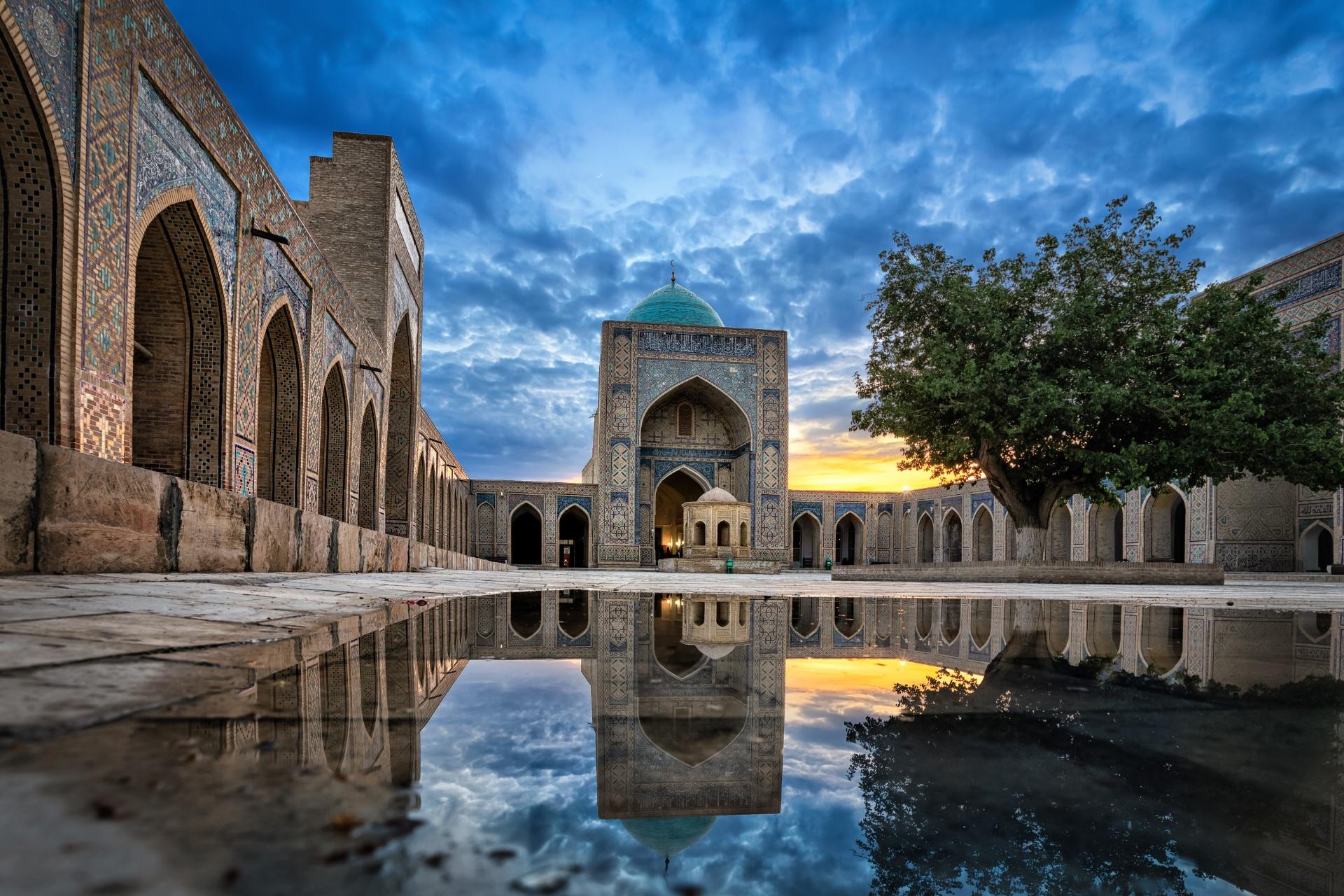 Patio-interior-de-la-mezquita-Kalyan-Bukhara