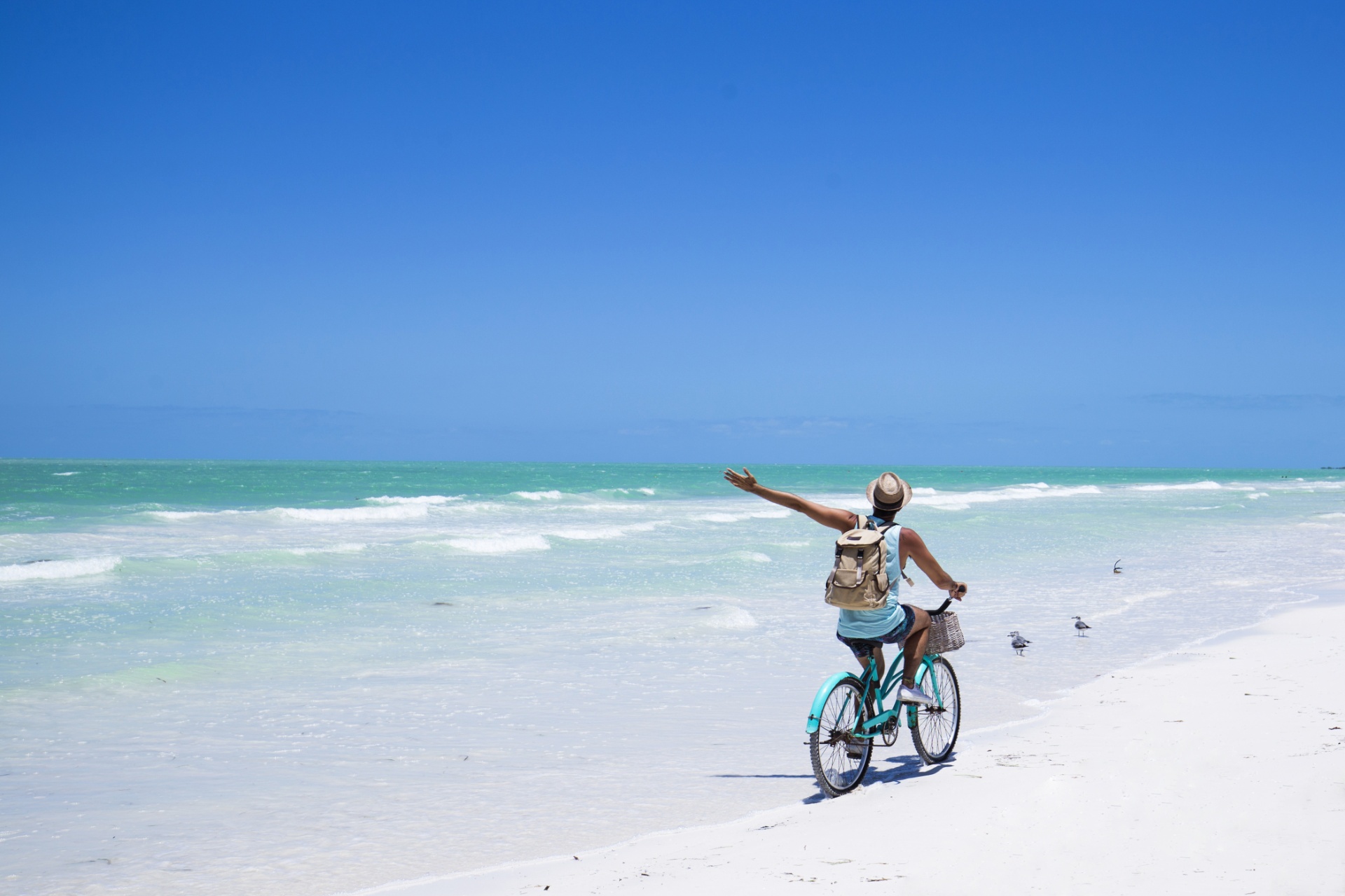 Hombre en bicicleta por la playa de Cancún