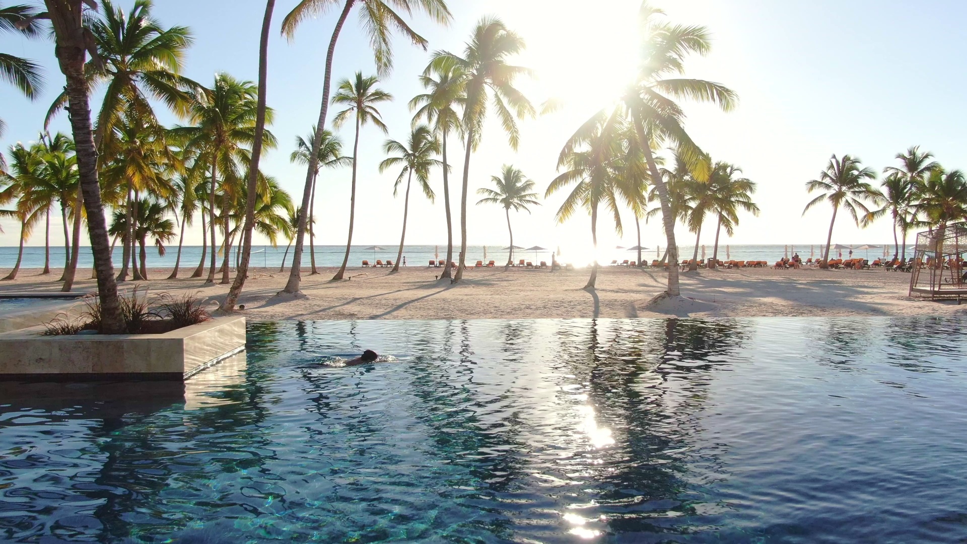 Infinity pool de un hotel frente al mar en Punta Cana